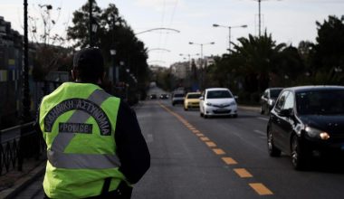 Το χαρτί που πρέπει να έχουμε όλοι στο αυτοκίνητο: Ποιοι κινδυνεύουν με πρόστιμο 400 ευρώ