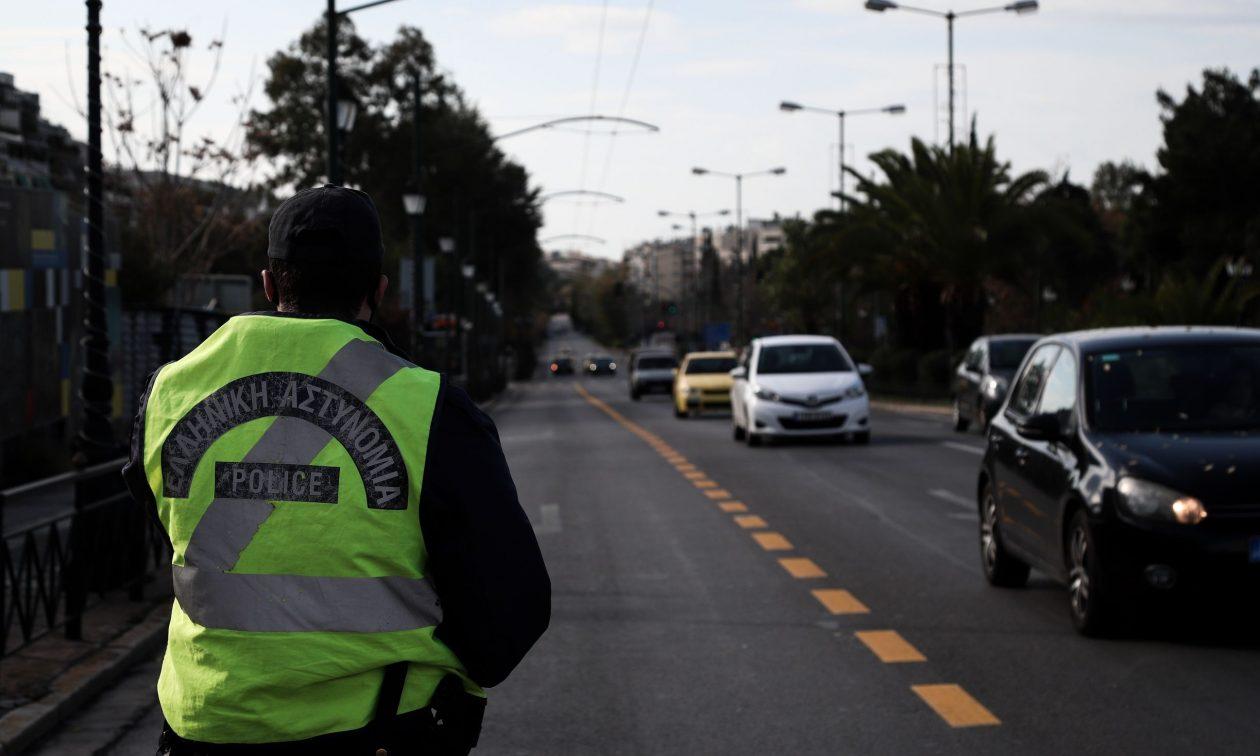 Το χαρτί που πρέπει να έχουμε όλοι στο αυτοκίνητο: Ποιοι κινδυνεύουν με πρόστιμο 400 ευρώ