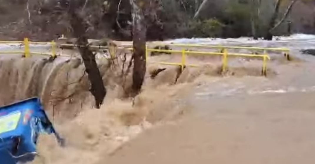 Συναγερμός στη Θέρμη: Υπερχείλισε το φράγμα της περιοχής εξαιτίας της κακοκαιρίας Bora (βίντεο)