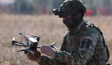 Ρωσικό drone καταγράφει πλήγματα Ουκρανών στρατιωτών σε αποθήκη στο Κουρσκ (βίντεο)