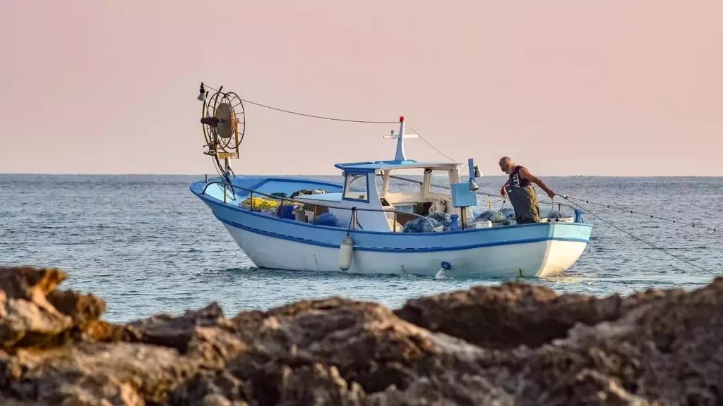 Πιερία: Ανετράπη αλιευτικό σκάφος στο Κίτρος λόγω των ισχυρών ανέμων