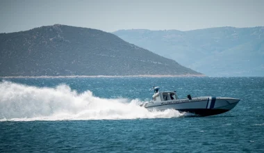 Λέσβος: Επεισοδιακή σύλληψη δύο διακινητών παράνομων αλλοδαπών – Επιχείρησαν να εμβολίσουν σκάφος του Λιμενικού