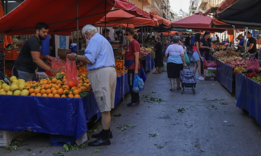 Καταργείται η φορολογική και ασφαλιστική ενημερότητα για ανανέωση ή νέα άδεια στους πωλητές λαϊκών αγορών