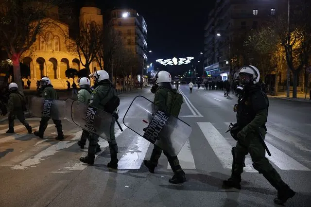 Ανακοίνωση της ΕΛ.ΑΣ. για τα επεισόδια στη Θεσσαλονίκη: «Αφαίρεσαν ελληνική σημαία και επιχείρησαν να την κάψουν»