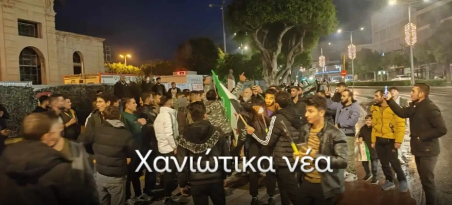 Συγκέντρωση και πανηγυρισμοί και στα Χανιά από Σύρους για την πτώση του Μπασάρ Αλ Άσαντ (φωτο)