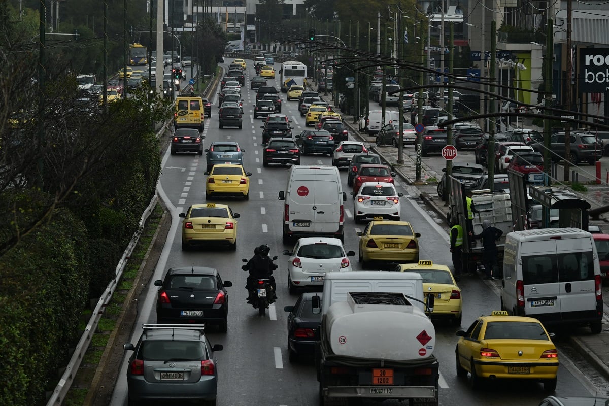 Ο νέος ΚΟΚ φέρνει πρόστιμα σε πεζούς και πατίνια – Τι ισχύει για τα μηχανάκια