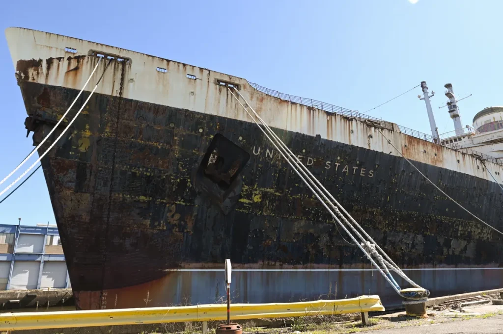 «SS United States»: Αυτός είναι ο λόγος που θέλουν να βυθίσουν το κρουαζιερόπλοιο- Οι φόβοι για το τελευταίο του ταξίδι