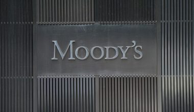 Moody’s: Υποβαθμίζει το αξιόχρεο της Γαλλίας κατά μια βαθμίδα