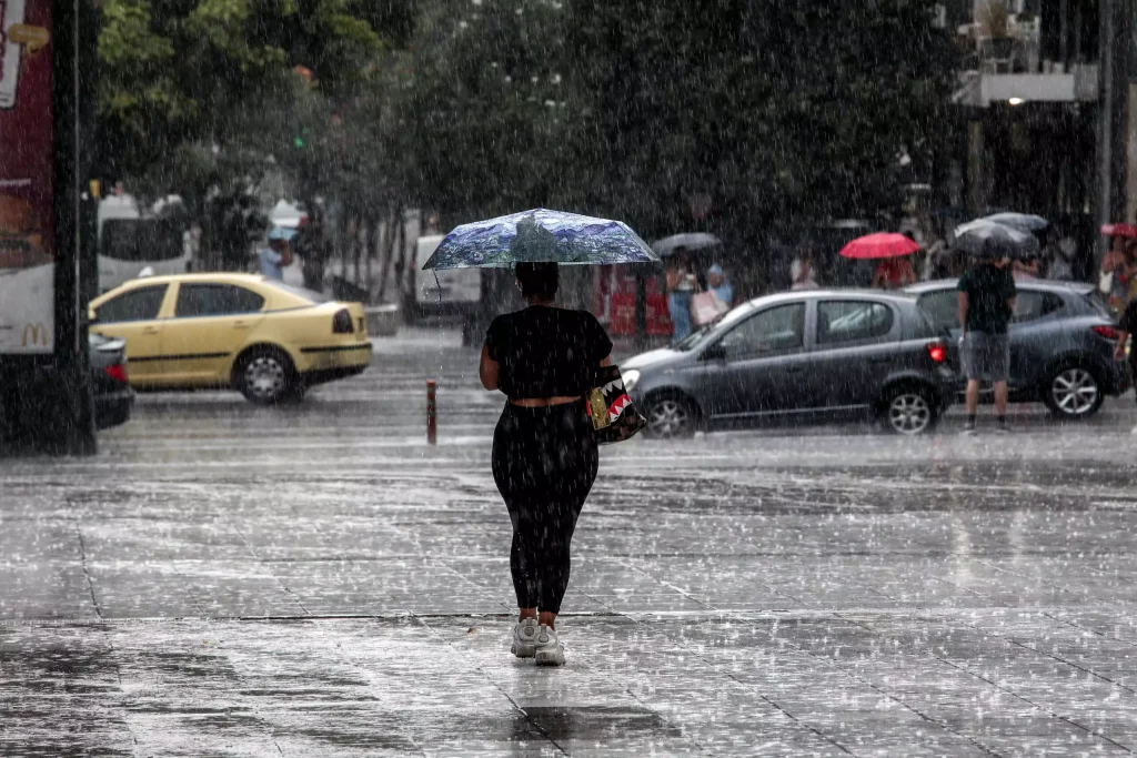 Καιρός: Άστατος σήμερα με βροχές, ισχυρές καταιγίδες και πτώση της θερμοκρασίας