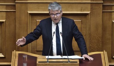 Ψήφιση προϋπολογισμού: Στο βήμα ο Δημήτρης Νατσιός