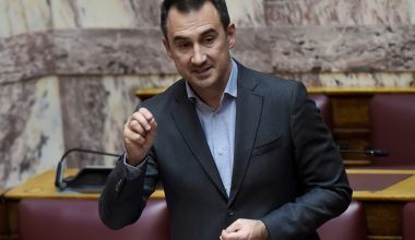 Α.Χαρίτσης κατά κυβέρνησης: «Ο προϋπολογισμός είναι μνημονιακός χωρίς να βρισκόμαστε σε μνημόνια»