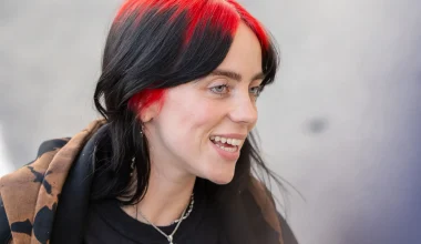 Billie Eilish: «Έφαγε» βραχιόλι στο πρόσωπο σε συναυλία αλλά συνέχισε απτόητη (βίντεο)