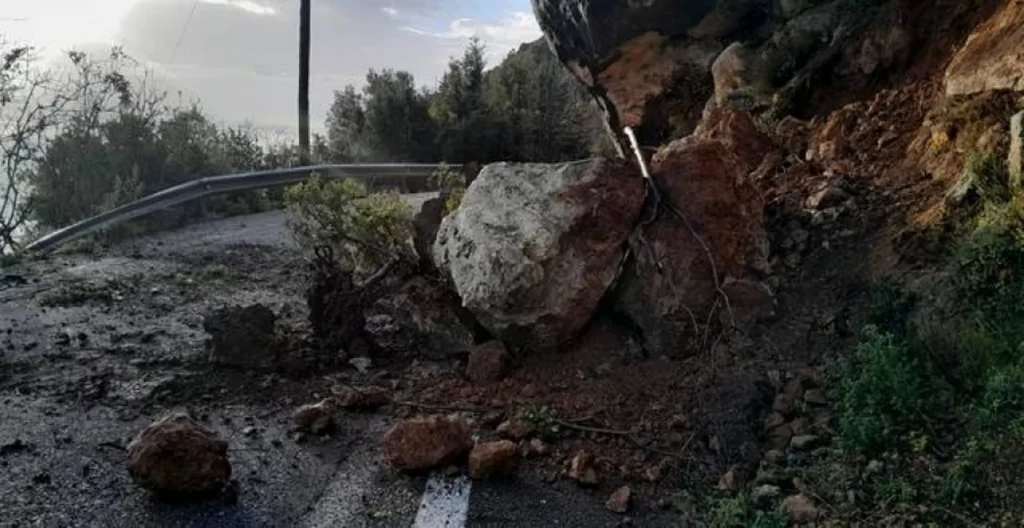 Πτώση βράχων απέκλεισε την παλαιά εθνική οδό Αντιρρίου – Ιωαννίνων (βίντεο)