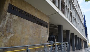 Ένταση έξω από τα δικαστήρια Θεσσαλονίκης: Συνελήφθη άνδρας που φώναζε «θα σας τινάξω στον αέρα, φέρτε μου τον υπουργό»