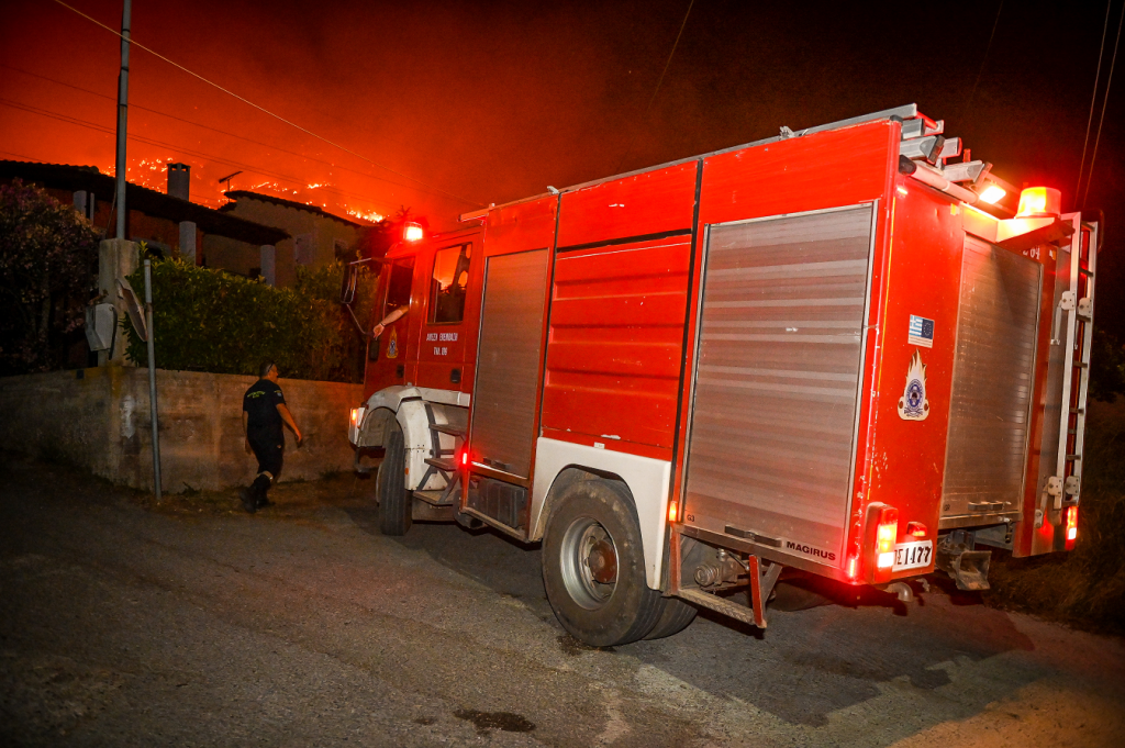 Φωτιά σε αποθήκη μεγάλου καταστήματος παιχνιδιών στον Πειραιά – Εκκενώθηκε το κτίριο