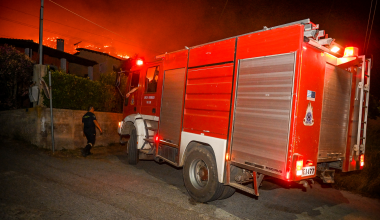 Φωτιά σε αποθήκη μεγάλου καταστήματος παιχνιδιών στον Πειραιά – Εκκενώθηκε το κτίριο