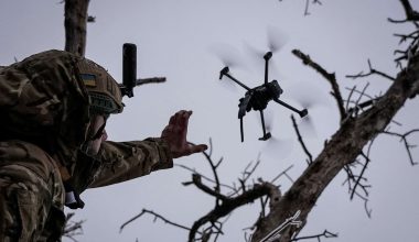 ΥΠΕΘΑ: «Μαχητικά & αναγνωριστικά drones & FPV σε κάθε Τάγμα με την ΝΔΔ» – «Αλλαγή συνόρων στην Συρία ίσον παραβίαση της Λοζάνης»