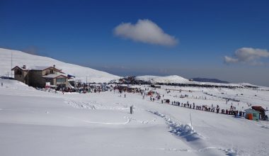 Έκλεισε το χιονοδρομικό κέντρο στο Καϊμακτσαλάν λόγω σφοδρής χιονοθύελλας (βίντεο)