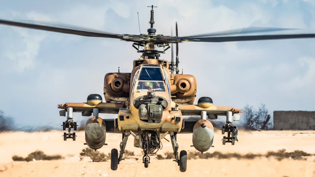 Βίντεο: Η στιγμή που ένα ισραηλινό ΑH-64 Apache καταδιώκει ένα drone της Υεμένης για να το καταρρίψει