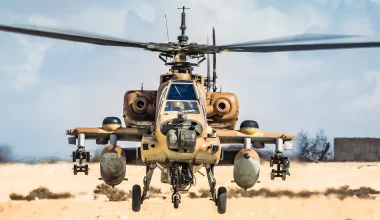 Βίντεο: Η στιγμή που ένα ισραηλινό ΑH-64 Apache καταδιώκει ένα drone της Υεμένης για να το καταρρίψει