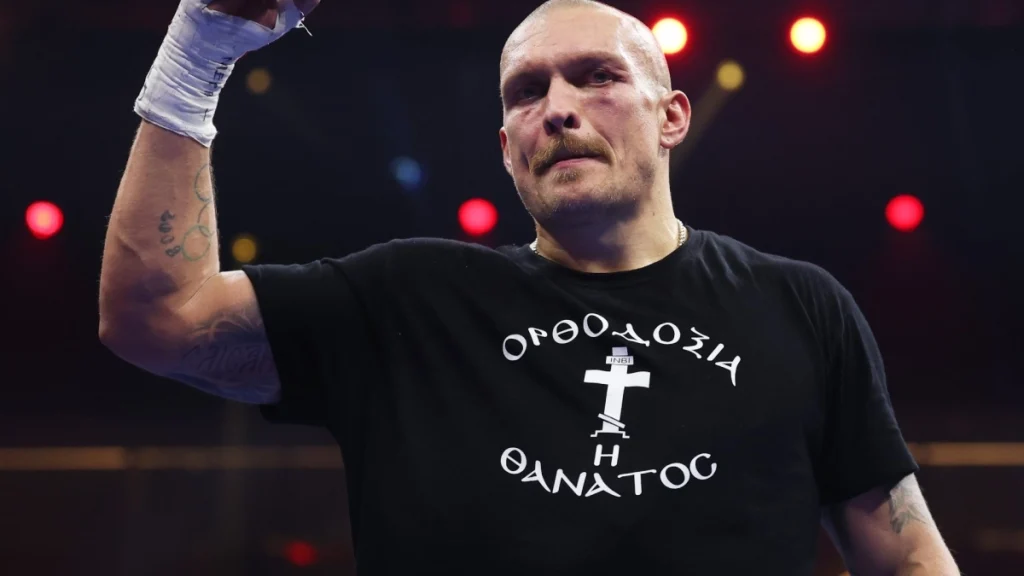 Ο Oleksandr Usyk φόρεσε το μπλουζάκι «Ορθοδοξία ή Θάνατος» μέσα στην Σαουδική Αραβία και επιβεβαίωσε την υπεροχή του στην πυγμαχία