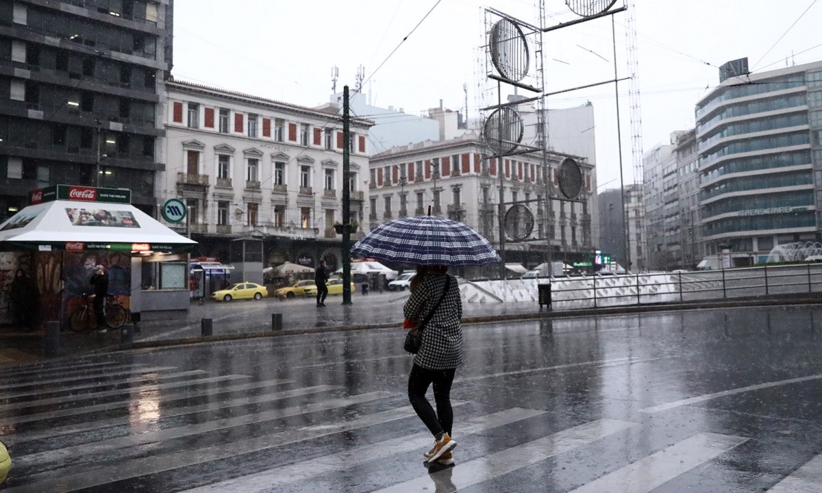 Καιρός: Bροχερός με τσουχτερό κρύο σήμερα – Χιόνια στα ορεινά