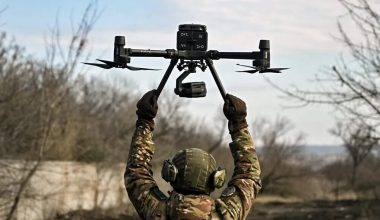 Μάχη ρωσικού FPV drone με αντίστοιχο ουκρανικό για την διάσωση Ρώσων στρατιωτών! (βίντεο)