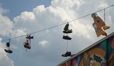 Shoefiti: Τι σημαίνει εάν δεις ένα ζευγάρι παπούτσια κρεμασμένο στο σύρμα- Οι αστικοί μύθοι