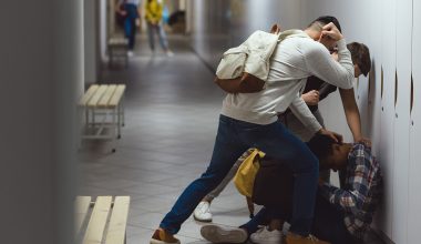 Λάρισα: Ανήλικοι παραβάτες επιτέθηκαν και λήστεψαν συνομήλικούς τους – Τους πήραν μέχρι και τα παπούτσια