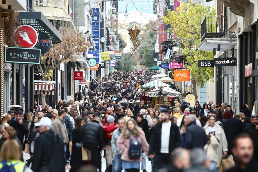 Παραμονή Χριστουγέννων: «Πανικός» στην Ερμού για τα τελευταία ψώνια (φωτο)