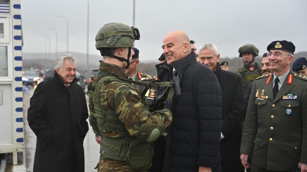 Οι ευχές του Ν.Δένδια για τα Χριστούγεννα από τη συνοριακή διάβαση των Κήπων (φώτο)