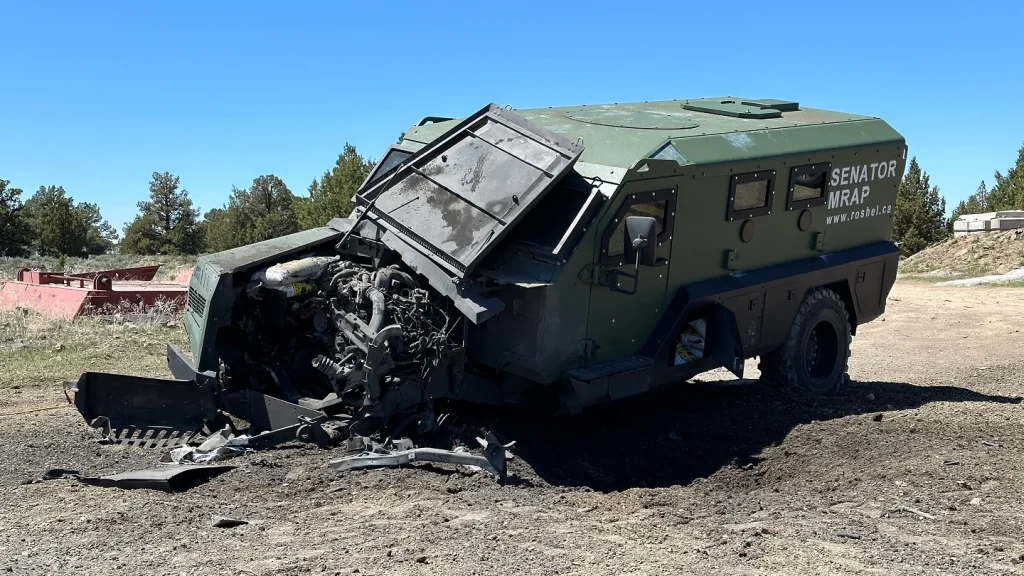 Δεν έμεινε τίποτα από τα οχήματα «Roshel MRAP Senators» των Ουκρανών στο Τορέτσκ (βίντεο)