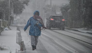 Σε εξέλιξη η κακοκαιρία «Elena»: Χριστούγεννα με χιόνια, καταιγίδες και ισχυρούς ανέμους