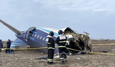 Σαφή ίχνη κατάρριψης έχει η άτρακτος του επιβατικού αεροσκάφους που έπεσε στο Καζακστάν (βίντεο)