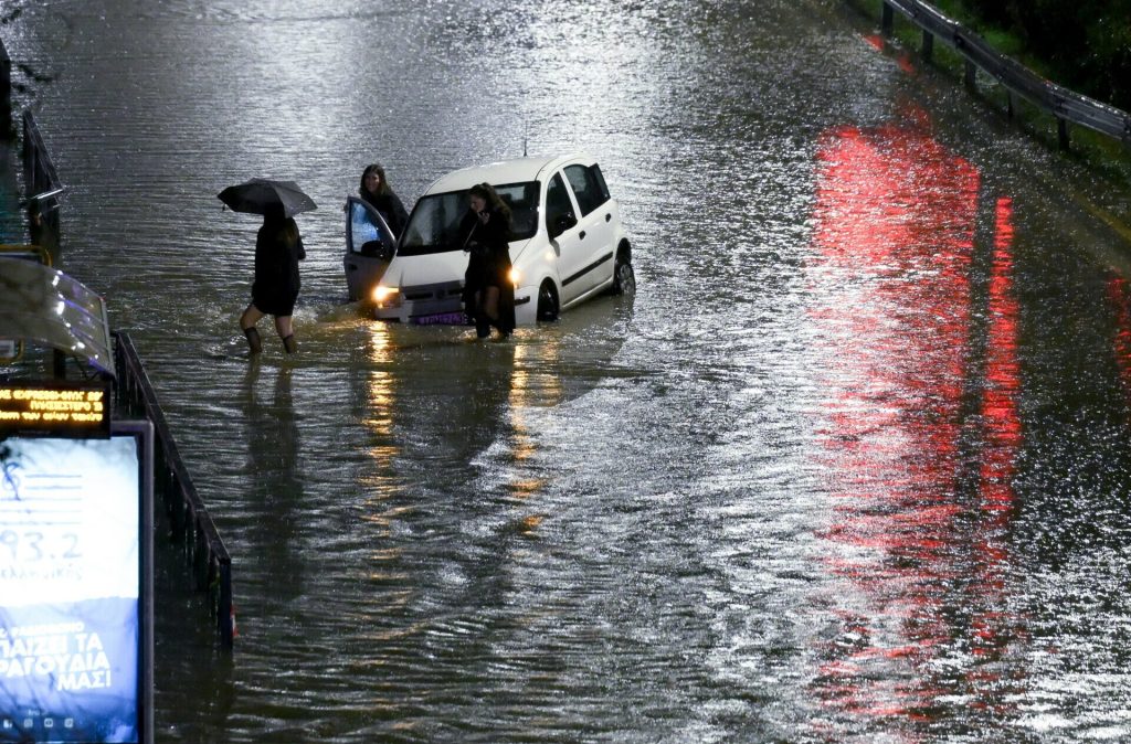 Έλεος πια! – Μια έντονη βροχόπτωση πλημμύρισε νότια προάστια και Μεσόγεια – Ντροπή για περιφέρεια και δήμους