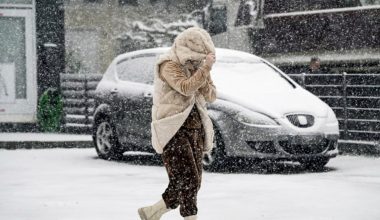 Καιρός: Bροχερός σήμερα με χιόνια, καταιγίδες και νέα πτώση της θερμοκρασίας