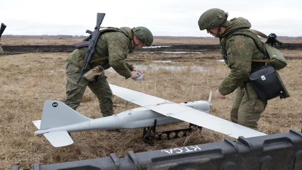 Ρώσοι χειριστές πλήττουν με drone «Merlin-VR» αντίπαλους στόχους σε οικισμό της Χερσώνας (βίντεο)