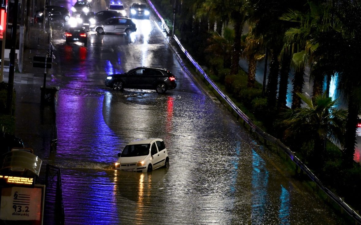 Εύβοια: Συνεχίζονται με αμείωτη ένταση οι βροχοπτώσεις – Σε επιφυλακή οι αρχές μετά την πλημμύρα δρόμων (φωτο)