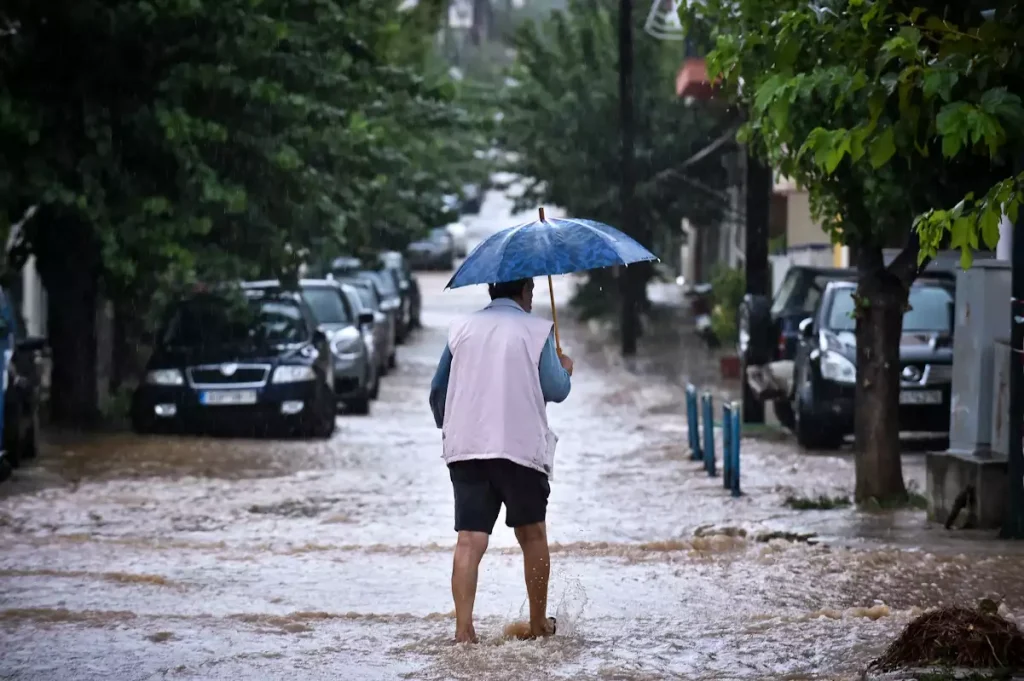 Καιρός: Βροχερός και σήμερα με χιόνια και θυελλώδεις ανέμους