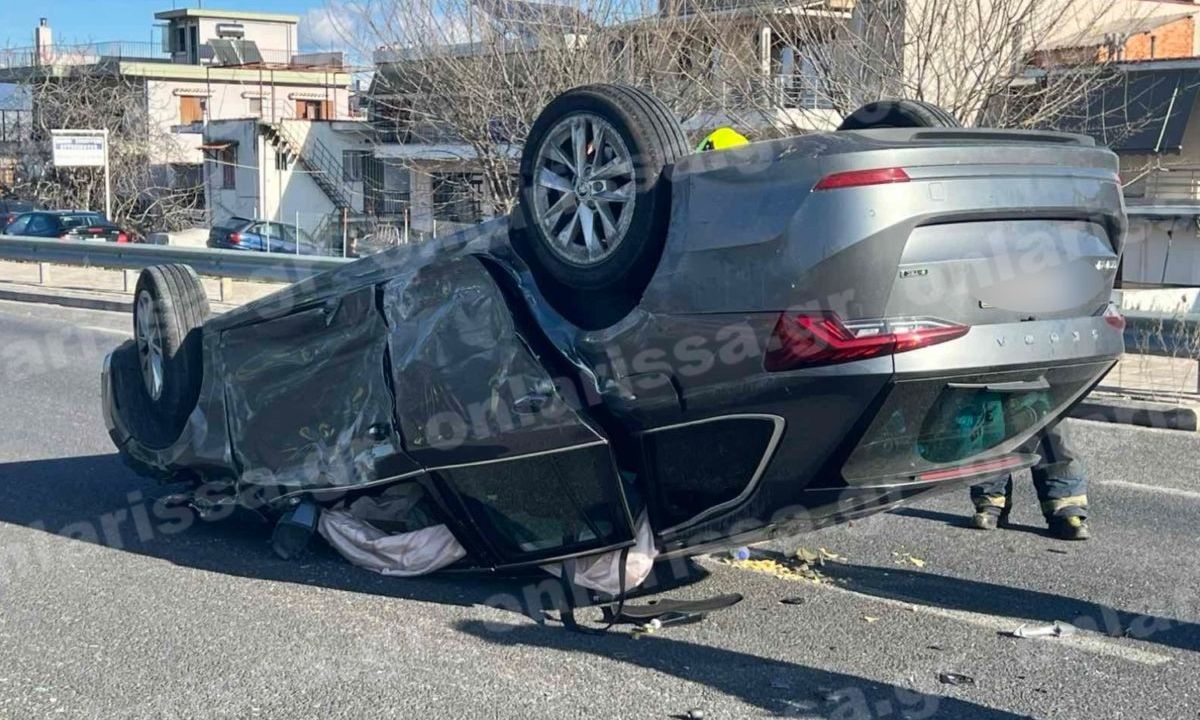 Σφοδρή σύγκρουση οχημάτων στη Λάρισα – Τέσσερις τραυματίες (φωτο)