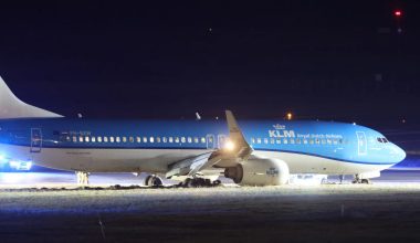 Όσλο: Πτήση της KLM βγήκε από τον διάδρομο προσγείωσης λόγω υδραυλικού προβλήματος στο αεροσκάφος (φώτο)