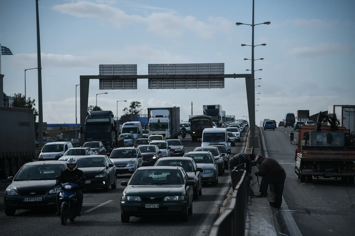 Κηφισός: Φορτηγάκι έριξε κολώνα της ΔΕΗ – Κλειστή η αριστερή λωρίδα στο ρεύμα ανόδου