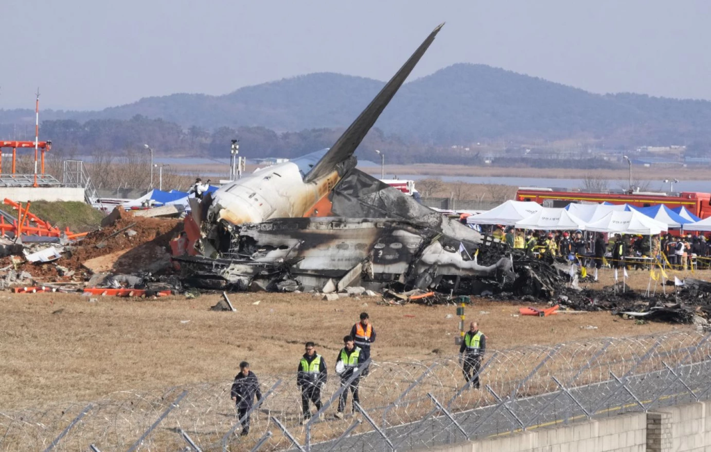 Συνετρίβη αεροσκάφος της Jeju Air με 181 επιβαίνοντες στη Νότια Κορέα – Μόνο 2 διασώθηκαν (φώτο-βίντεο)