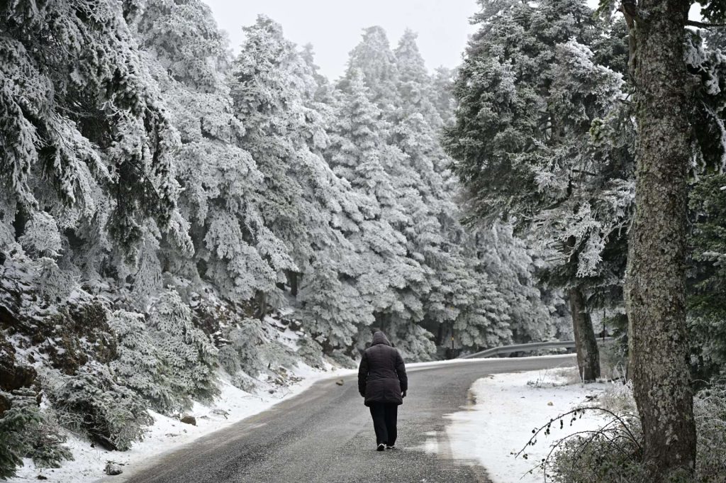 Κλειστή η Λεωφόρος Πάρνηθας: Ασθενής χιονόπτωση