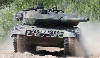 Βίντεο: Δύο ρωσικά FPV έπληξαν τεθωρακισμένο Leopard 2 των Ουκρανών στο Κουρσκ