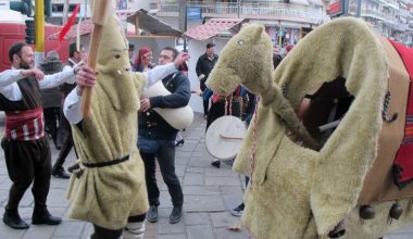 Ποιο είναι το έθιμο της «Καμήλας και της Νύφης» που αναβιώνει κάθε χρόνο στη Γαλάτιστα Χαλκιδικής