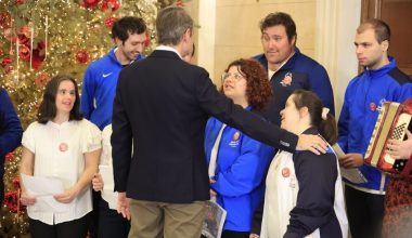 Μέγαρο Μαξίμου: Αθλητές των Special Olympics Hellas είπαν τα κάλαντα στον Κ.Μητσοτάκη (φωτο)