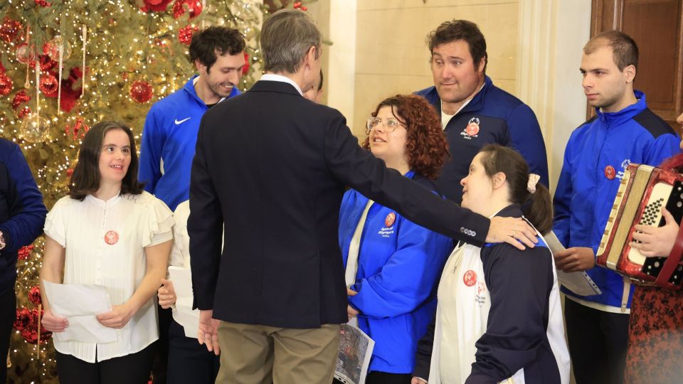 Μέγαρο Μαξίμου: Αθλητές των Special Olympics Hellas είπαν τα κάλαντα στον Κ.Μητσοτάκη (φωτο)