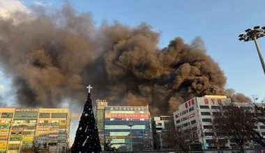 Μεγάλη φωτιά σε εμπορικό κτίριο στην πόλη Σεονγκνάμ της Νότιας Κορέας: Αναφορές για εγκλωβισμένους (βίντεο)