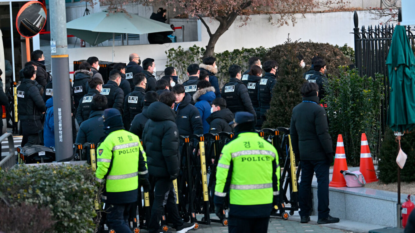 Πολιτική κρίση στην Νότια Κορέα: Στρατιωτικοί εμποδίζουν τη σύλληψη του έκπτωτου προέδρου της χώρας Γ.Σοκ-Γελ! (βίντεο)